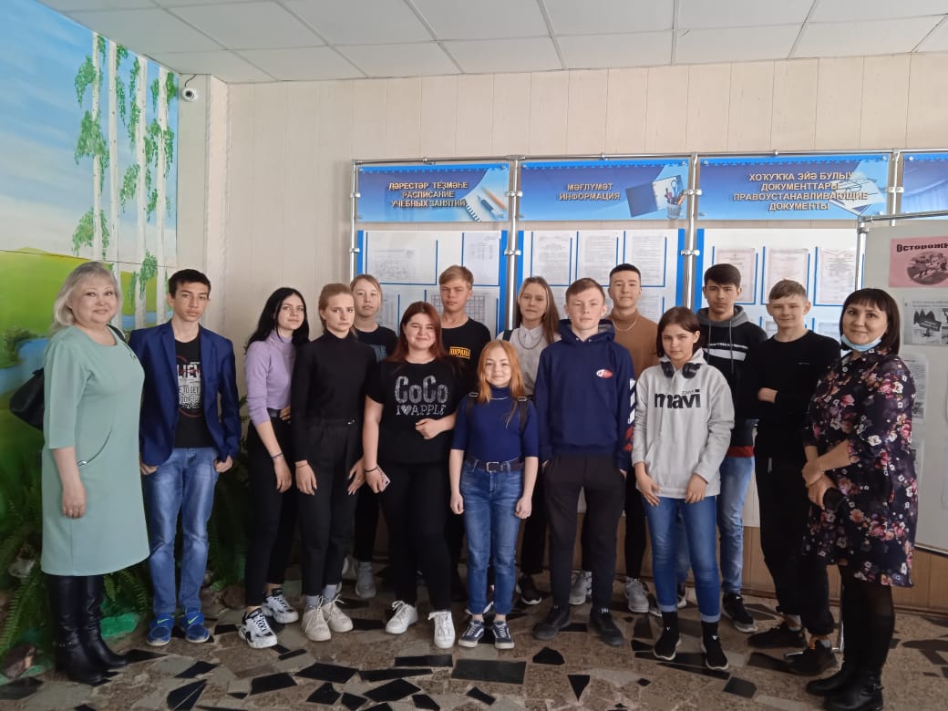 традиционное фото на память в фойе колледжа